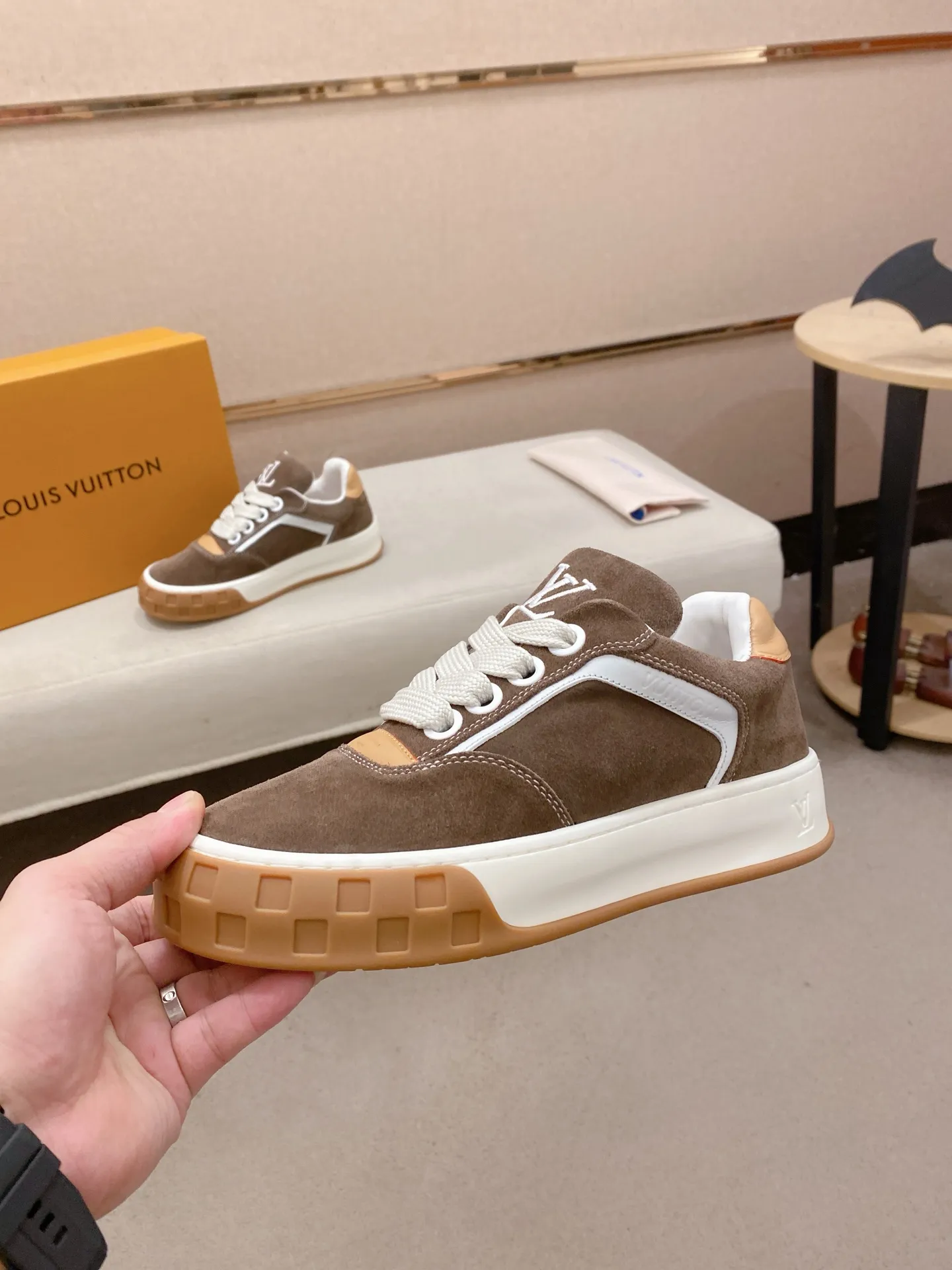 Factory price: 480💰 LV 🫏The colorful interpretation of BUTTERSOFT sneakers combines sheepskin, The colorful interpretation of LV BUTTERSOFT sneakers combines sheepskin and calfskin for a super soft feel. Designed by Pharrell Williams, this '60s-inspired shoe features a padded upper that's been crafted by Louis Vuitton craftsmen to further enhance the comfort of the leather. In addition to the LV initials, it features multiple signatures, including natural leather trim and an embossed pattern of Pharrell Williams and lobster on the side, referencing the Fall/Winter 2025 men’s show. A must-have artifact for fashionistas✅ Code number 38-44